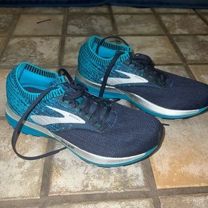 Womens Brooks knit tennis shoes!!!